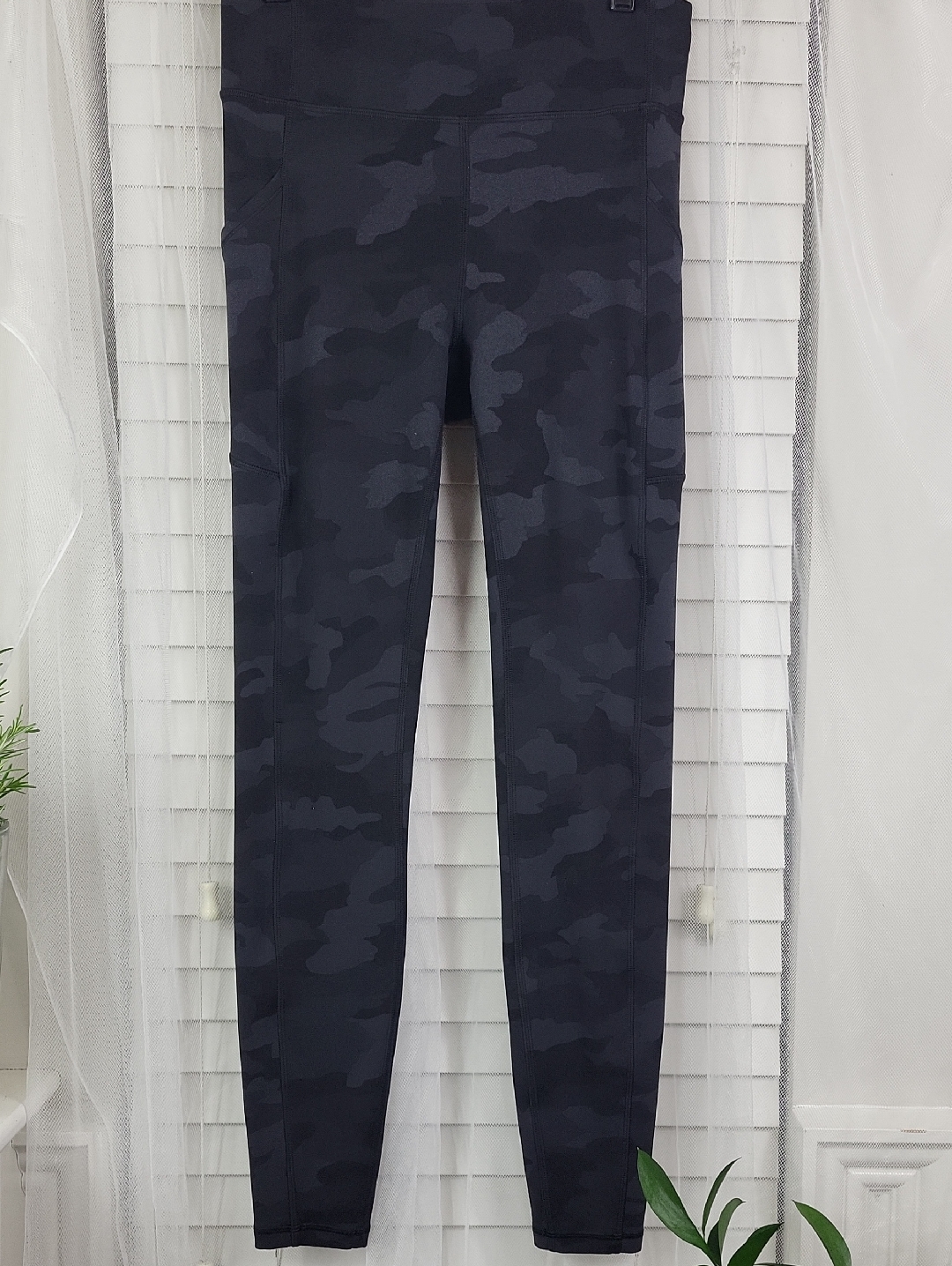 Lululemon Athletica Dark Charcoal Camo Leggings. Size 8
